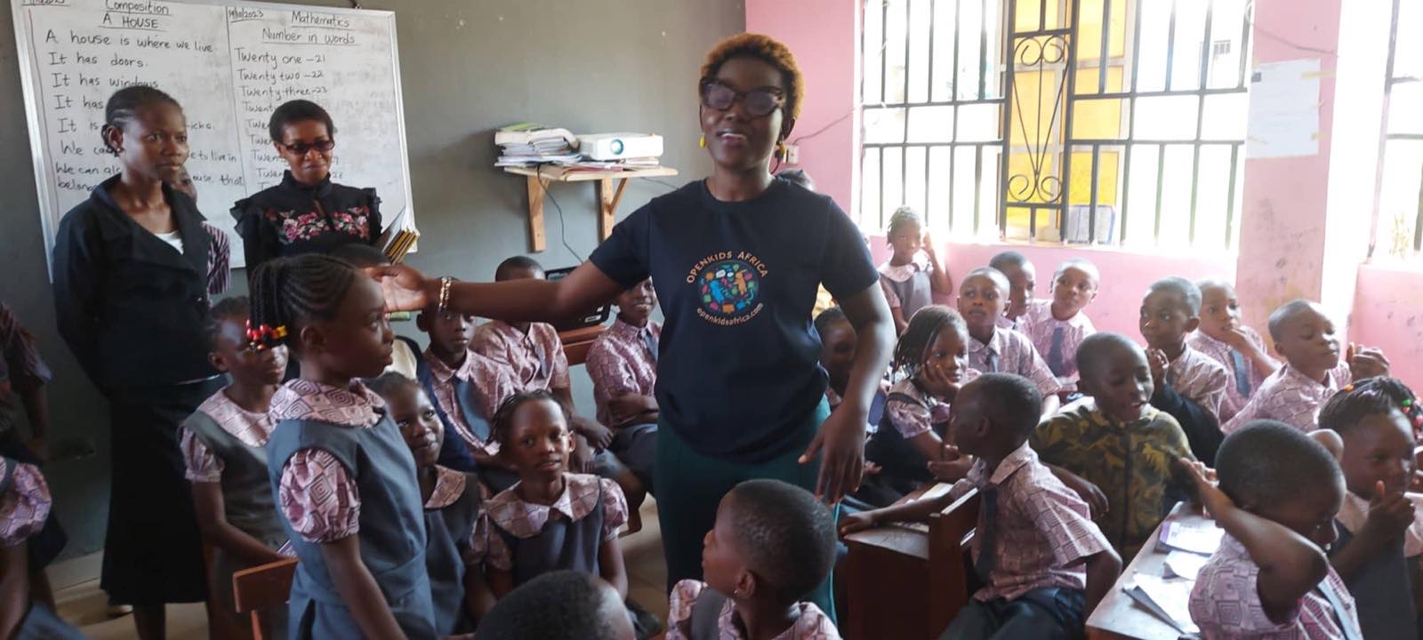 A mentor teaching a group of pupils